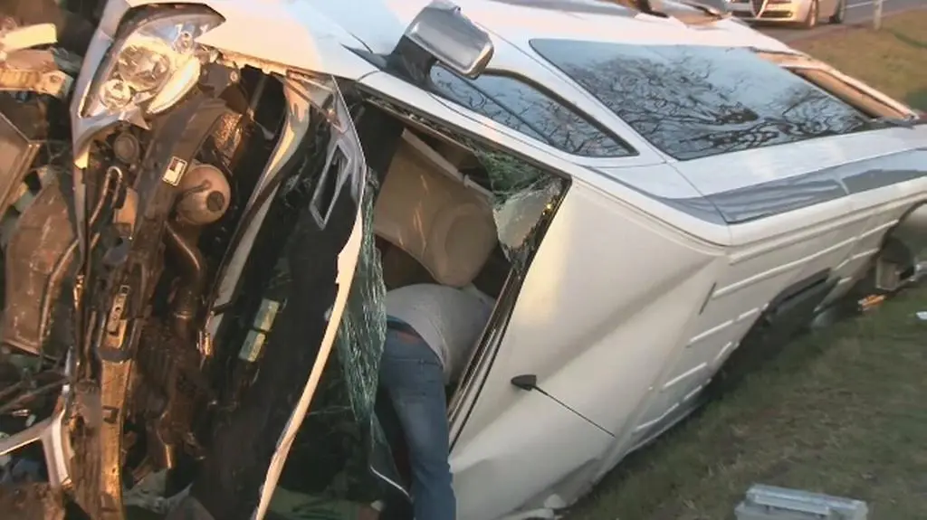 Bus przewożący dzieci dachował. Dwóch chłopców w stanie poważnym