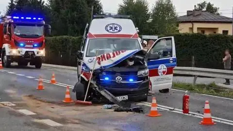 Zderzenie karetki na sygnałach i samochodu. W środku był pacjent