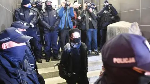 Agata Grzybowska przed komendą policji
