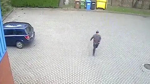 Otworzył drzwi auta i zabrał laptopa. Policja pokazuje nagranie z uciekającym mężczyzną