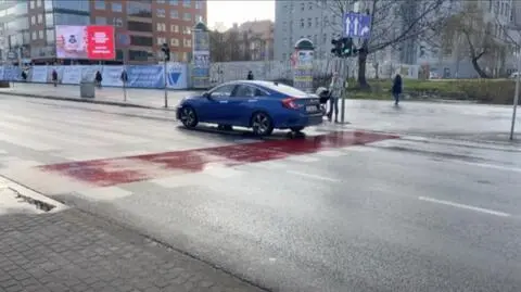 Matka z wózkiem ma zielone. Ale auta jadą, jedno za drugim