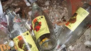 W zabytkowym dworku odbywają się alkoholowe libacje