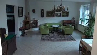 Po willi w Karczowiskach Górnych ekipę TVN24 oprowadzał prezes Fundacji Dumni z Elbląga