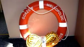 Młodzi ludzie szli z kołem przez miasto