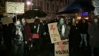 "My body my choice", "PiS off", "To jest wojna" - to tylko niektóre z haseł na proteście w Łodzi