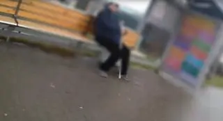 Mężczyzna siedział nieruchomo na przystanku autobusowym w Inowrocławiu