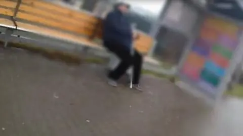 Mężczyzna siedział nieruchomo na przystanku autobusowym w Inowrocławiu