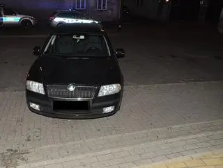 19-latka przygniotła do schodów seniora, który pomagał jej wyjechać z parkingu