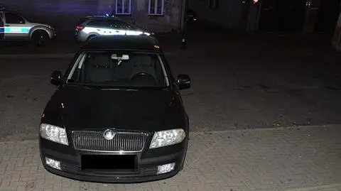 19-latka przygniotła do schodów seniora, który pomagał jej wyjechać z parkingu