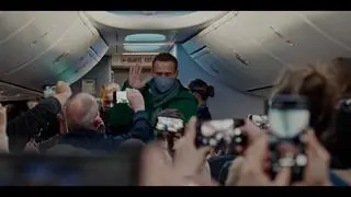 Kadr z filmu "Nawalny". Opozycjonista w samolocie do Rosji
