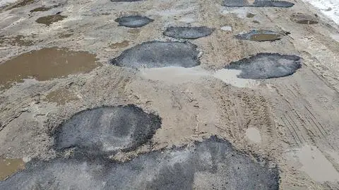 Drogowcy załatali asfaltem dziury w gruntowej ulicy