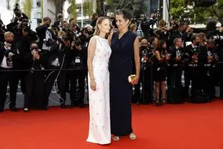 Jodie Foster na czerwonym dywanie w Cannes z żoną Alexandrą Hedison