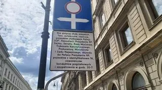 Znak zakazu ruchu na Nowym Świecie