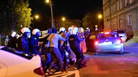 22-letni mężczyzna opuścił prokuraturę w Świdnicy w asyście policjantów