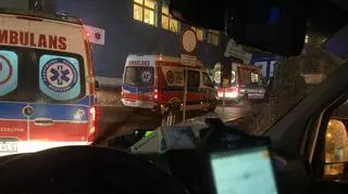 Kolejka karetek przed szpitalem w Szczecinie