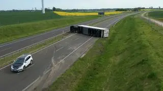 Ciężarówka blokuje dwa pasy w kierunku Koszalina