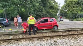 Samochód zsunął się na krawężnik i zablokował torowisko