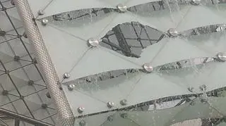 Zbity szklany element 