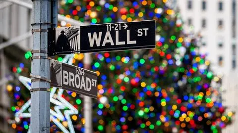 nowy jork wall street  shutterstock_2097195997