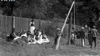 Odpoczynek przy studni podczas uroczystości Reymontowskich w Wierzchosławicach, 1925