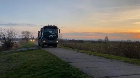 Samochody ciężarowe przejeżdżają przez rezerwat przyrody Beka