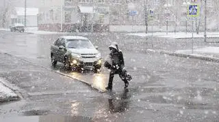 Śnieg i mgła zagrażają kierowcom. Ostrzeżenia IMGW