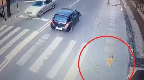 Dziewczyna była sama i przestraszona. Błąkała się po chodnikach 