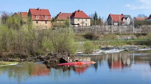 Kajak przewrócił się na Nysie Kłodzkiej. Nie żyje mężczyzna