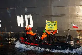 Aktywiści Greenpeace zablokowali tankowiec Andromeda
