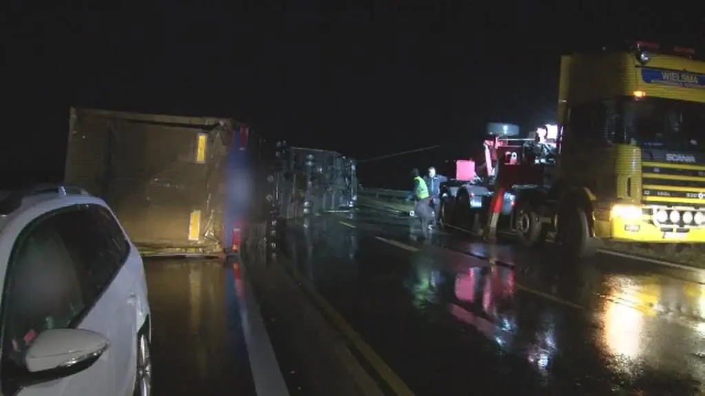 Przewrócona naczepa tira pod Piotrkowem