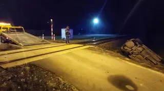 Miał trzy promile i dachował za przejazdem kolejowym