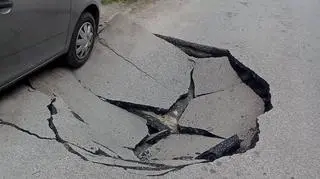 Na ulicy zapadł się sporych rozmiarów fragment jezdni