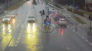 16-latek wbiegł na jezdnię na czerwonym świetle, tuż pod nadjeżdżający samochód