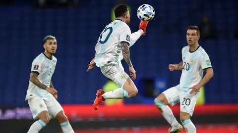 Messi i niesamowite zdjęcie. On przyjmuje piłkę, koledzy zszokowani