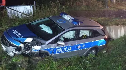 Zderzenie dwóch aut i radiowozu, ranni policjanci i 18-latek. Kierowca uciekł