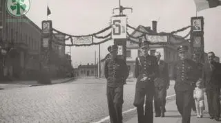 Brama na trasie pochodu pierwszomajowego (1951r