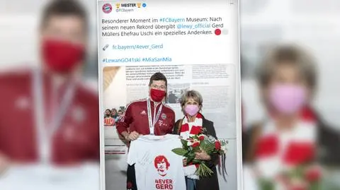 "4ever Gerd". Lewandowski przekazał Muellerowi prezent z dedykacją