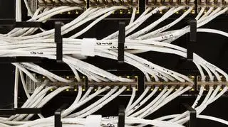 Setki kabli tworzących wewnętrzną sieć serwerowni, służącą między innymi do kontrolowania systemów chłodzenia