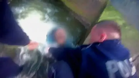 Bydgoszcz. Policjanci pomogli, która wpadła do kanału