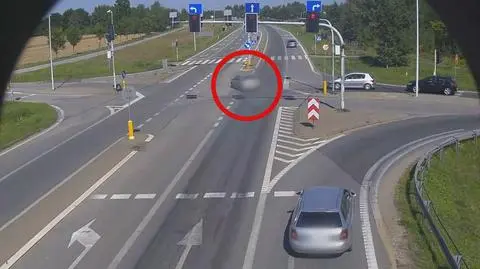 Wjechał na czerwonym świetle, zaczął gwałtownie hamować i wpadł w poślizg. Nagranie