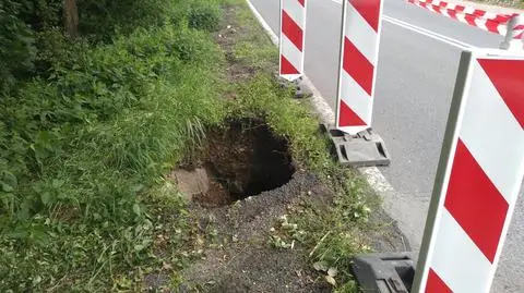 Trzebinia. Zapadliska blisko drogi