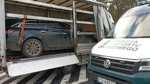 Pod plandeką samochodu dostawczego znajdowało się inne auto