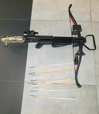 W miejscu zamieszkania młodzieńca policja znalazł kuszę i strzały
