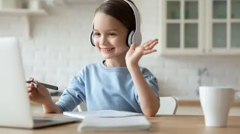 nauka zdalna komputer laptop dziecko dzieci szkola shutterstock_1707844078