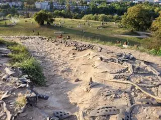 Zniszczona ścieżka na kopcu Kraka w Krakowie