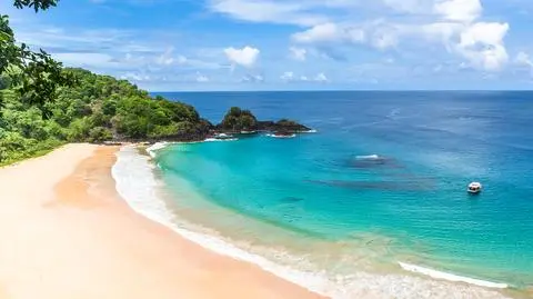 Plaża Baía do Sancho, archipelag Fernando de Noronha, Brazylia