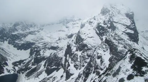 Turysta nie był przygotowany na śnieg, inni zabłądzili. W górach panują trudne warunki