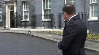 Larry przy Downing Street w trakcie relacji w TVN24