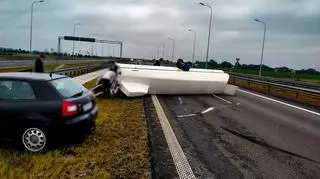 Przewrócona przyczepka z szybowcem