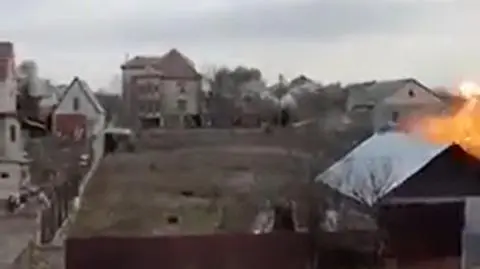 Pocisk artyleryjski spada na budynek cywilny w Mikołajowie